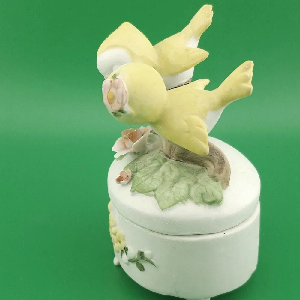 Vtg Lefton Kissing Lovebirds, Yellowbirds Trinket Jewelry Box 3 inch Tall Cute